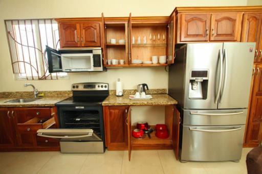Luxury Penthouse Condo With Pool Kingston Bagian luar foto