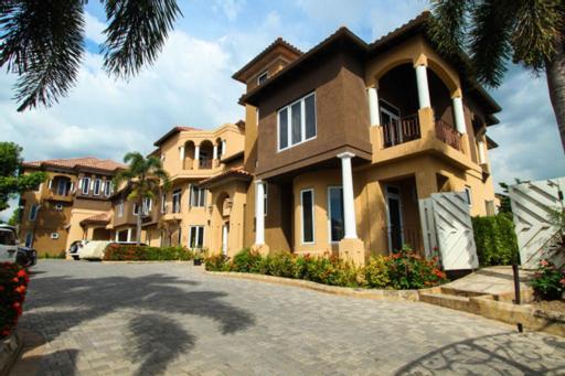 Luxury Penthouse Condo With Pool Kingston Bagian luar foto