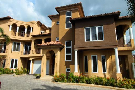Luxury Penthouse Condo With Pool Kingston Bagian luar foto