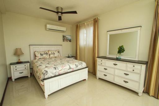 Luxury Penthouse Condo With Pool Kingston Bagian luar foto