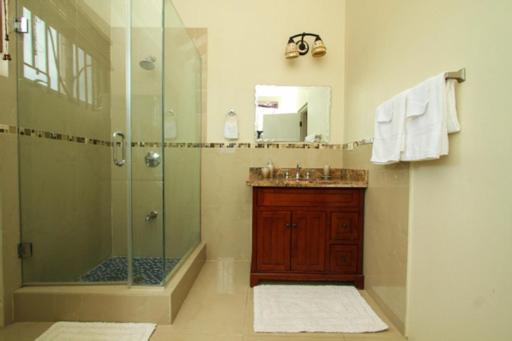 Luxury Penthouse Condo With Pool Kingston Bagian luar foto