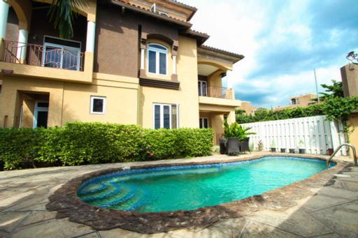Luxury Penthouse Condo With Pool Kingston Bagian luar foto